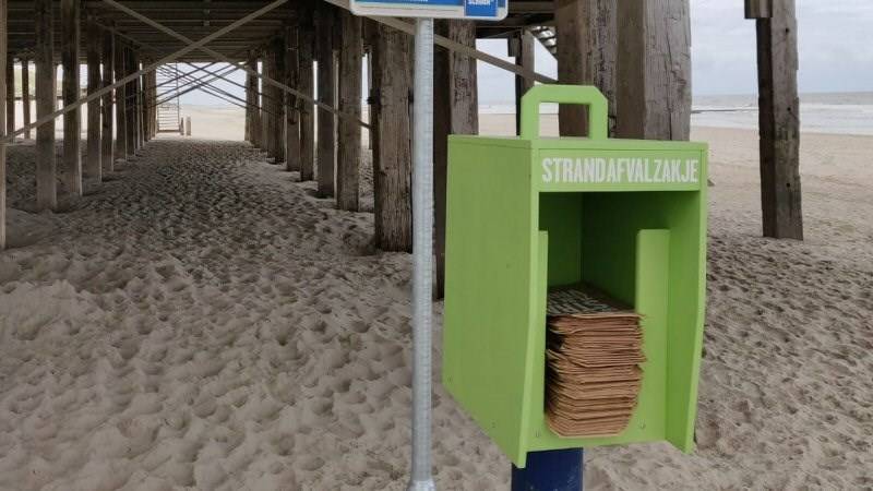 Afvakzakjes strand